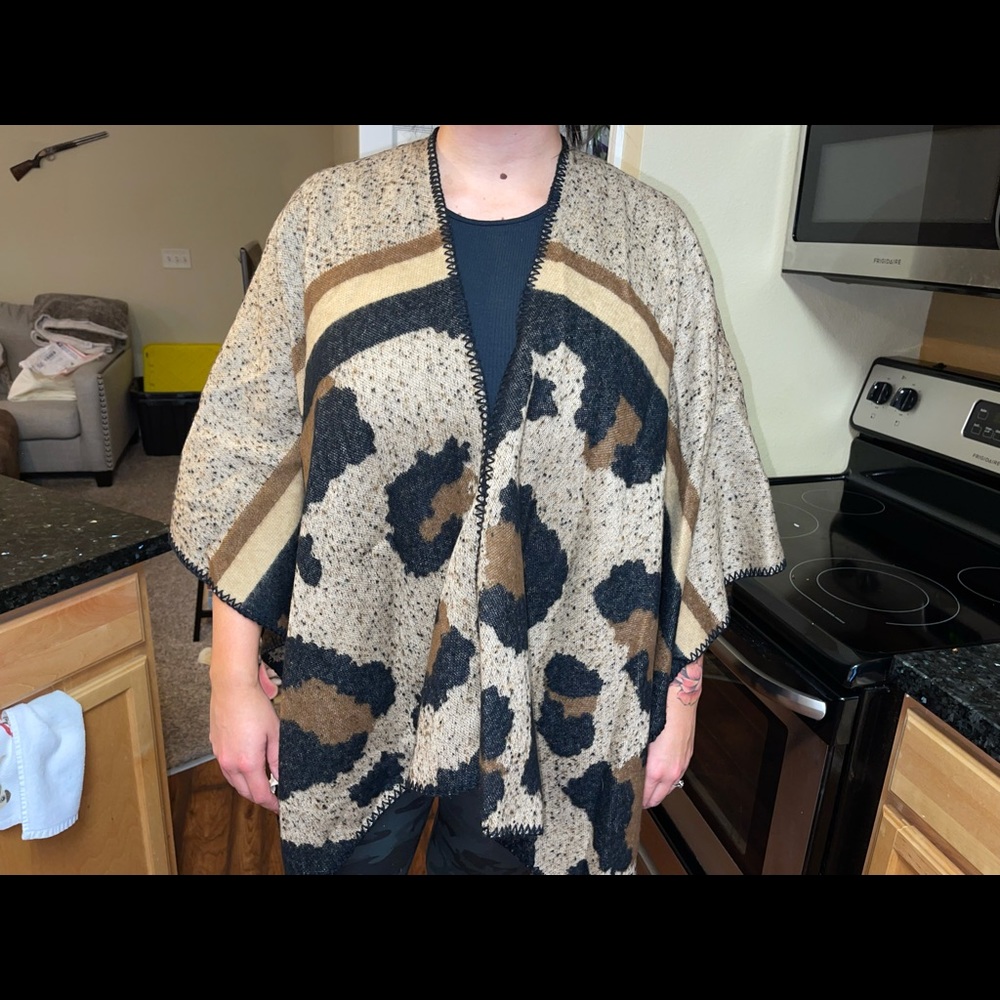 NORDSTROM BP LEOPARD WRAP OPEN FRONT PONCHO **NWOT** - Picture 3 of 8